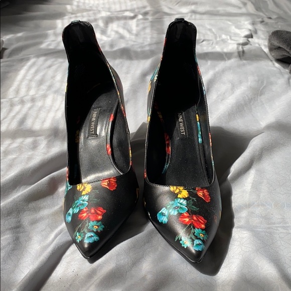Nine West Shoes - Nine West Size 9 Flower Button Heel